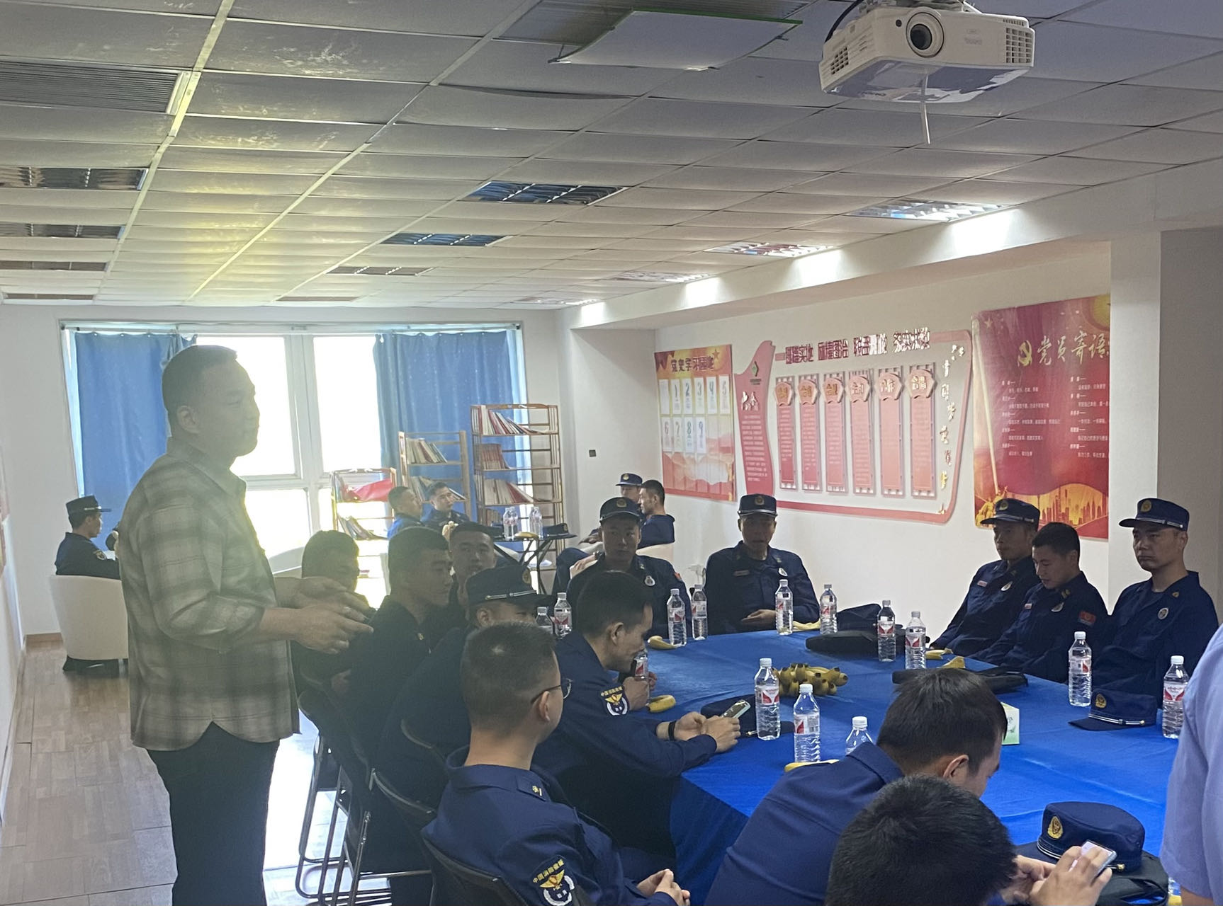 ??5月16日上午，上海市消防救援總隊19個支隊的裝備技師參觀華森公司，詳細了解企業生產流程和質量控制體系。???交流會上，裝備技師們對華森公司消防水帶的實際使用體驗做了反饋，公司技術人員聽取了裝備技師們的使用